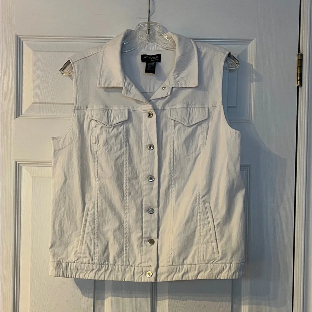 🌷6/$20🌷 Attyre White vest - Picture 1 of 3